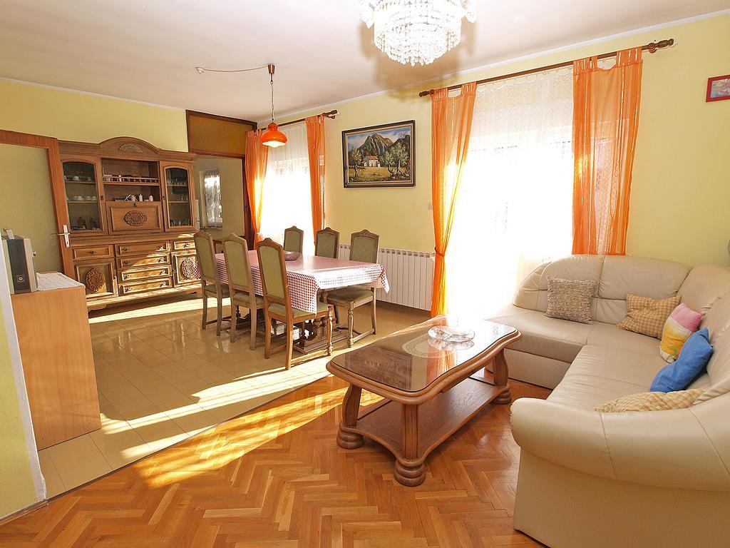 926 Pula